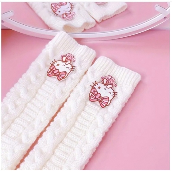 Hello Kitty ? Bundle of 3 & Free gift \